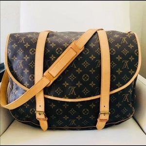 LOUIS VUITTON SAUMUR 43 LOOKS GREAT
